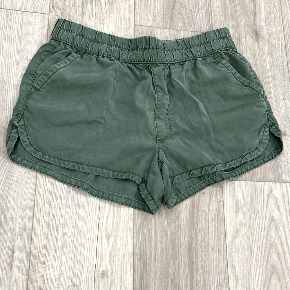 AEO SHORTS SZ M GREEN